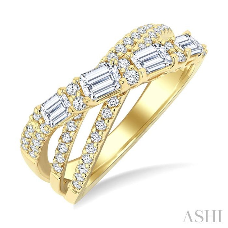 1 1/4 Ctw Emerald and Round Cut Diamond Split Crossover Fashion Ring in 14K Yellow Gold