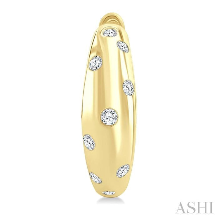 1/6 Ctw Round Cut Diamond Mosaic Huggie Earrings in 10K Yellow Gold