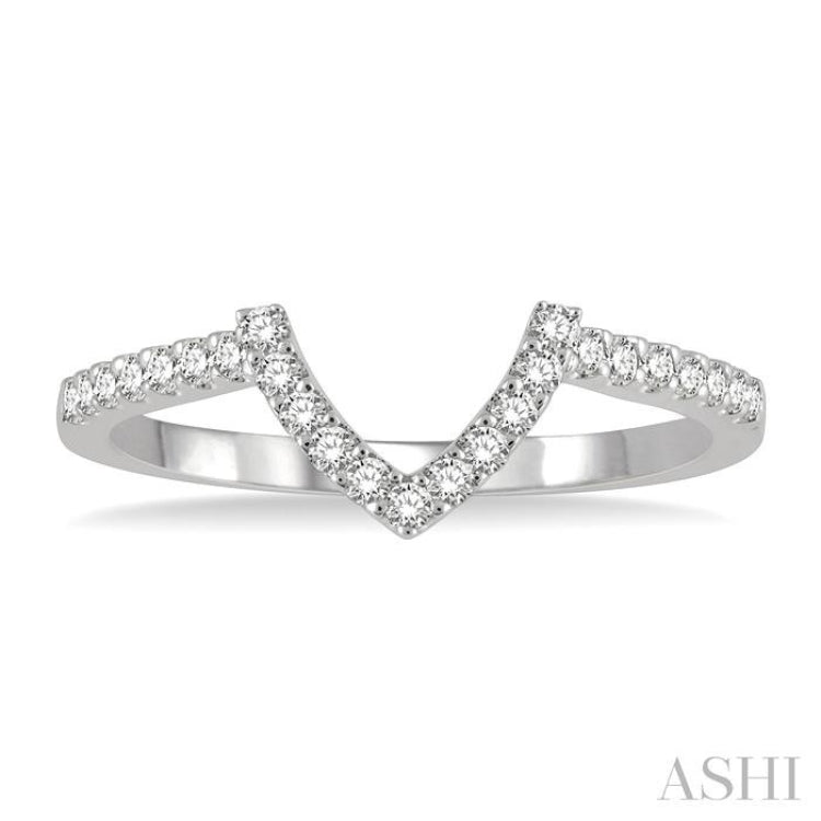 1/5 Ctw Chevron Center Round Cut Diamond Wedding Band in 14K White Gold