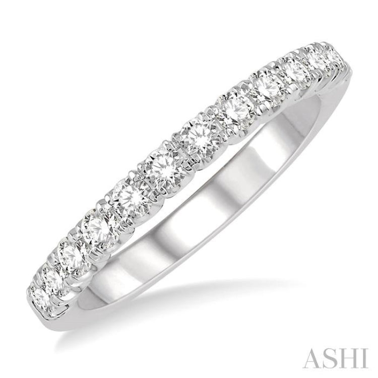 1/2 Ctw Round Cut Diamond Wedding Band in 14K White Gold