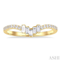 1/4 Ctw Baguette Cut Chevron Centerpiece Round Cut Diamond Wedding Band in 14K Yellow Gold