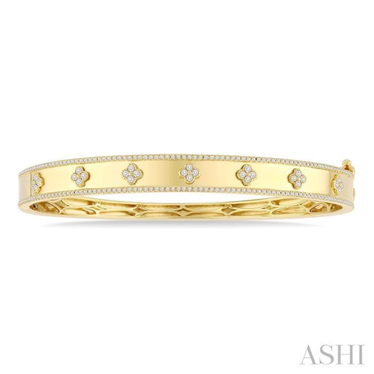 3/4 Ctw Round Cut Diamond Clover Fashion Bangle in 14K Yellow Gold