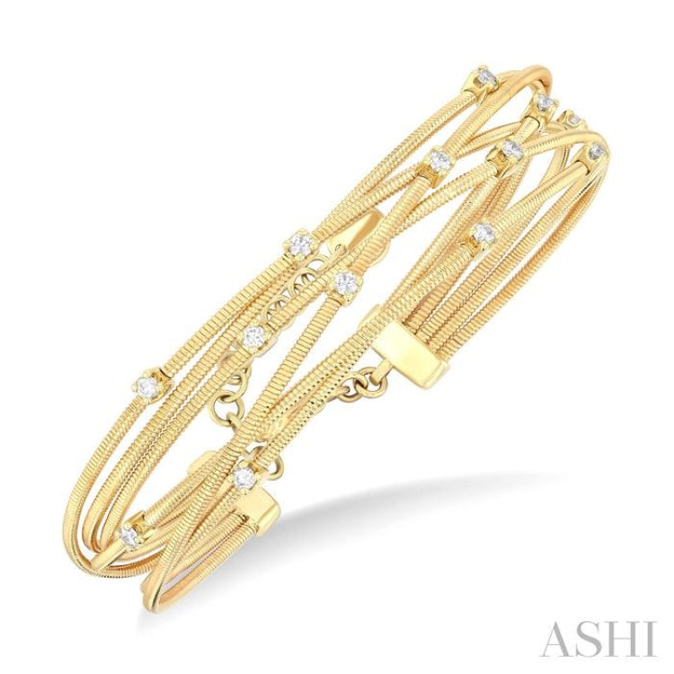 1/2 Ctw Criss-Cross Network Round Cut Diamond Fashion Spring Bangle in 14K Yellow Gold